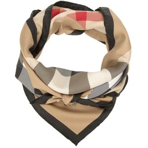 Burberry Scarf – The Indispensable 